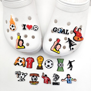 【Hot Football Series】ใหม่ รองเท้าแตะ PVC ลายการ์ตูนฟุตบอลโลก กราฟฟิติ Croc Jibz น่ารัก สําหรับตกแต่งสวน DIY