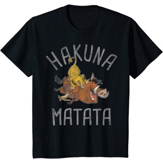 เสื้อยืด พิมพ์ลาย Disney The Lion King Group Shot Hakuna Matata Fade สําหรับผู้ชาย_05