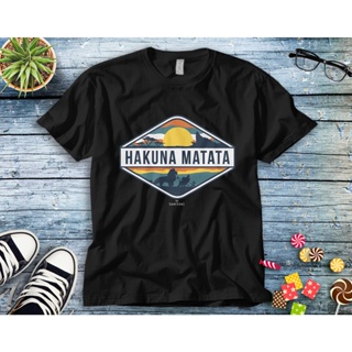 เสื้อยืด พิมพ์ลายโลโก้ Disney The Lion King Hakuna Matata Diamond สําหรับผู้ชาย_05