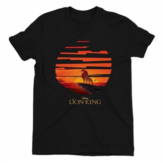เสื้ เสื้อยืด พิมพ์ลาย The Lion King Mufasa Sunset สีดํา สําหรับผู้ชายS-5XL _05