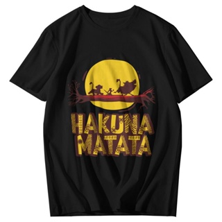 เสื้อยืดแขนสั้น ผ้าฝ้าย 100% พิมพ์ลายการ์ตูน The Lion King Hakuna Matata สําหรับผู้ชายS-5XL_05
