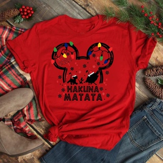 เสื้อยืด ลาย The Lion King Christmas Hakuna Matata Kawaii Mickey Minnie สีแดง สําหรับปาร์ตี้คริสต์มาส วันหยุดปีใหม่_05