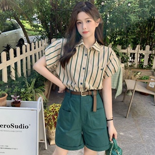 💕พร้อมส่ง💕 แฟชั่นเกาหลี เสื้อผ้าผู้หญิง【ชุด 2 ชิ้น】เสื้อแขนพอง+กางเกงขาสั้น สีเขียว สไตล์ย้อนยุค🎆S-XL【ส่งเข็มขัด】