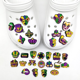 ภาพหน้าปกสินค้าJibbitz carnival เข็มกลัด รูปมงกุฎ สําหรับตกแต่งรองเท้าแตะ Crocs ถอดออกได้ ของขวัญสําหรับเด็ก shoe charms ที่เกี่ยวข้อง