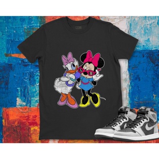 เสื้อยืด พิมพ์ลาย Disney Mickey And Friends Daisy &amp; Minnie เหมาะกับของขวัญ แฟชั่นสําหรับผู้ชาย และผู้หญิง