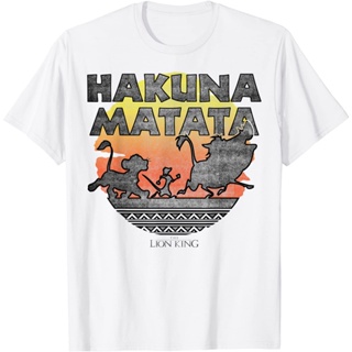 ROUND คอลูกเรือเสื้อยืด ผ้าฝ้าย พิมพ์ลาย Disney The Lion King Hakuna Matata Sunset สวมใส่สบาย สําหรับผู้ชายn-4XL_05