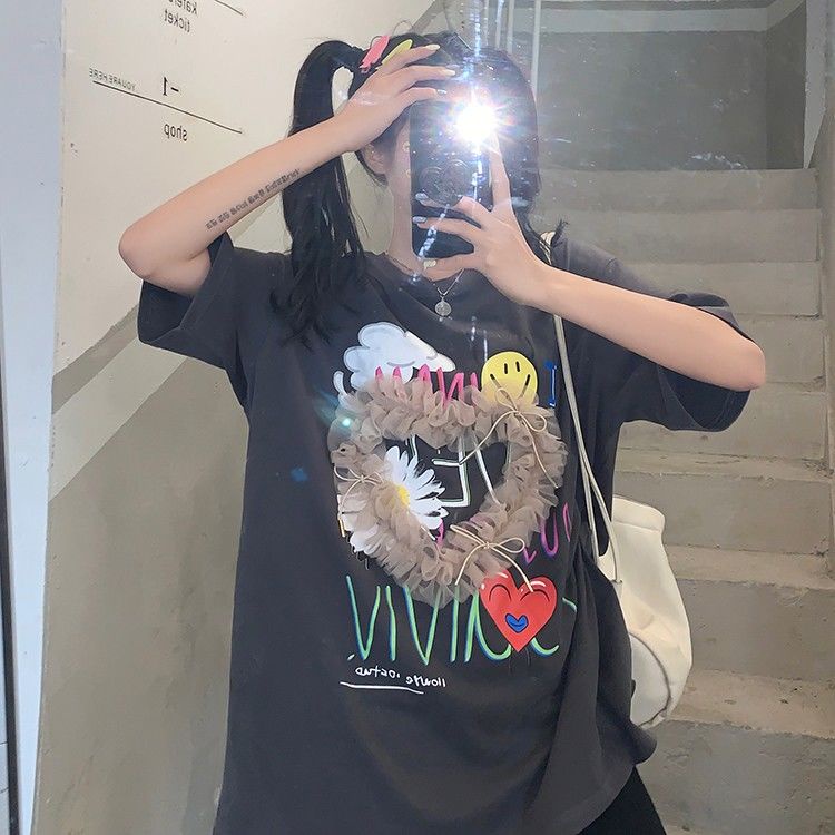ฤดูร้อนขนาดบวกการออกแบบใหม่ความรู้สึกด้านบนความรักตาข่ายพิมพ์เสื้อยืดแขนสั้นหลวม