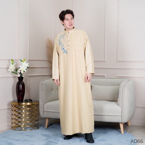 ภาพหน้าปกสินค้าชุดโต๊ปผู้ชายแขนยาว ลายปักบริเวณอกพรีเมี่ยม สไตล์ชุดอาหรับดูไบมุสลิม ชุดออกงานอิสลาม AD85 รุสมีนี มุสลิม
