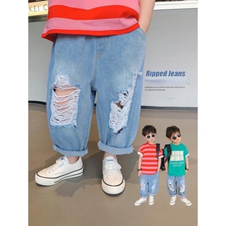เด็กชาย Ripped/กางเกงยีนส์ 2023 ฤดูร้อนใหม่สไตล์เกาหลีทรงหลวมเด็กชายสวมกางเกงขอทานแบบบาง แฟชั่นสบายๆ