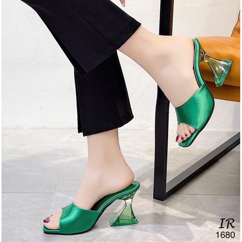 1680-รองเท้าส้นสูงวัสดุผ้าซาตินกึ่งเงาทรงสวม-สูง-3-5-นิ้ว-สวมใส่ง่าย