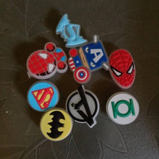 เข็มกลัด รูปการ์ตูนไอรอนแมน Jibbitz Avengers Jibits Crocs Charm Spiderman เรืองแสงในที่มืด สําหรับตกแต่งรองเท้าเด็ก