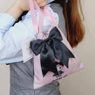 ถุงผ้าหูรูด My Melody X Kuromi งานชนช็อม มาใหม่ เนื้อผ้าซาติน นุ่ม ลื่น มีซับใน ขนาด 19.5×20 cm