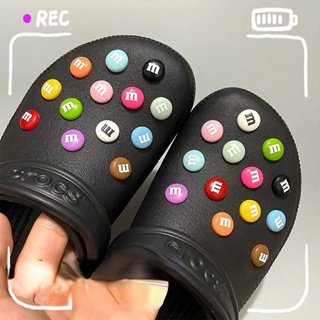 ตัวการ์ตูนตัวอักษร M Jibbitz Crocs ช็อคโกแลต ลูกอม Jibitz Charm M&amp;M ถั่ว Croc Jibbits สําหรับผู้หญิง รองเท้า อุปกรณ์เสริม จี้รองเท้า หมุดตกแต่ง