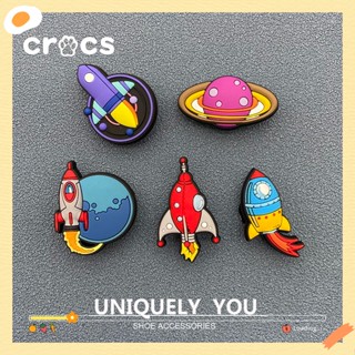 Crocs jibbitz charms จรวดยานอวกาศ ลายการ์ตูน อุปกรณ์เสริม สําหรับตกแต่งรองเท้า crocs