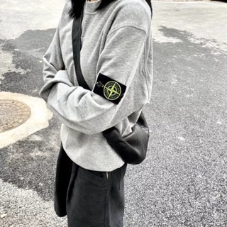 STONE ISLAND เสื้อกันหนาวแขนยาว คอกลม ทรงหลวม ลายหินเกาะ 23ss สไตล์อเมริกัน สําหรับผู้ชาย และผู้หญิง