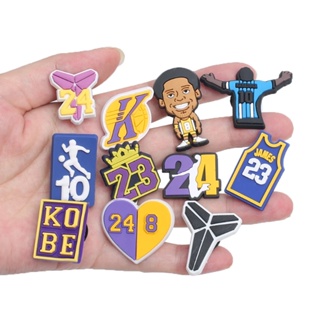 เข็มกลัด ลายการ์ตูน Nba Jibbitz Kobe Bryant James Jibits Croc Charm Pin อุปกรณ์เสริม สําหรับตกแต่งรองเท้าเด็ก