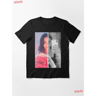 เสื้อยืดคอกลม2022 Jisoo (Divided Photo) Essential T-Shirt ผู้หญิง ดพิมพ์ลาย ดผ้าเด้ง คอกลม cotton แฟชั่น discount Unisex