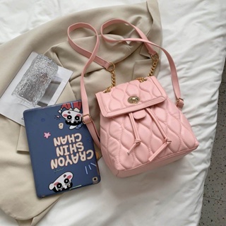 💕✨Hot sale！แฟชั่นย้อนยุค กระเป๋าเป้ผู้หญิง กระเป๋านักเรียนญี่ปุ่น กระเป๋าเป้หนัง PU, ตกแต่งโซ่💕4 สีให้เลือก