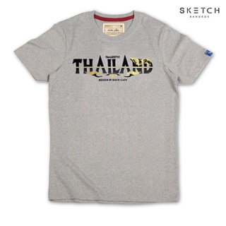 เสื้อยืดคอกลมผู้ชายพิมพ์งานพิเศษผ้าระบายอากาศได้ดีสวมใส่สบายสุดๆ  ลาย THAILAND (D-344)  ภายใต้ SKETCH.BANGKOK