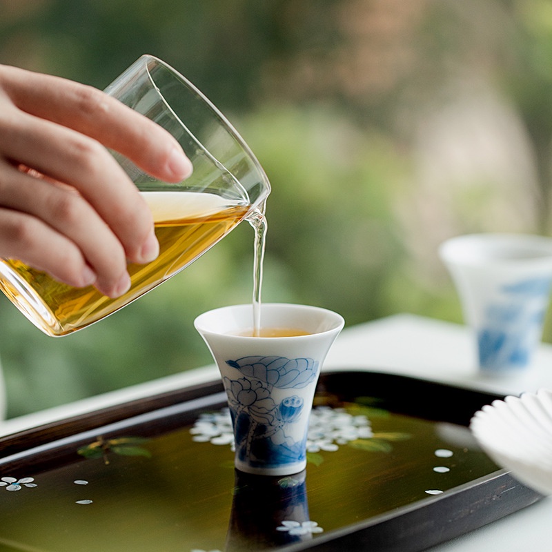 ถ้วยชาเซรามิค-ลายดอกบัว-เพ้นท์มือ-สีสันสดใส-สไตล์จีน-ของใช้ในครัวเรือน