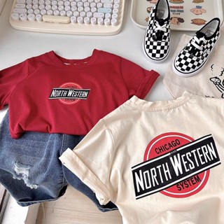 พร้อมส่ง ขายดี เสื้อยืดแขนสั้น ผ้าฝ้าย 100% พิมพ์ลายตัวอักษร สีแดงอิฐ แฟชั่นฤดูร้อน สไตล์เกาหลี และญี่ปุ่น สําหรับเด็กผู้ชาย