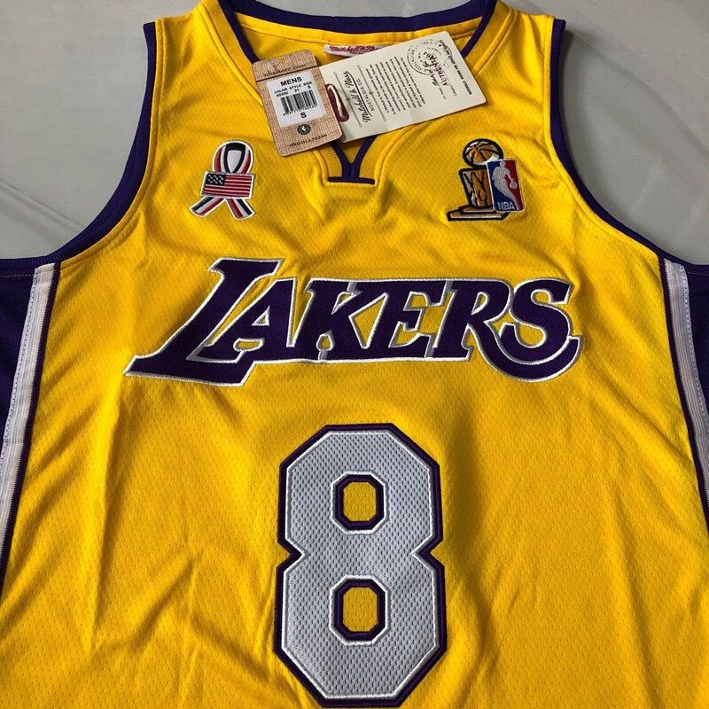 เสื้อ Kobe MN Lakers No. 8 สีเหลือง แบบคอวี ฤดูกาล 01-02 สำหรับผู้ชาย