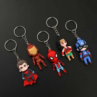 รูปน่ารักพวงกุญแจจี้ Avengers อุปกรณ์เสริมสำหรับรถยนต์ คีย์ Superhero พวงกุญแจ การ์ตูน สำหรับตกแต่งกระเป๋าเป้สะพายหลัง