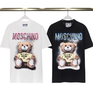 ใหม่ เสื้อยืดคอกลม แขนสั้น ผ้าฝ้าย พิมพ์ลาย MOSCHINO ขนาดใหญ่ สําหรับคู่รัก