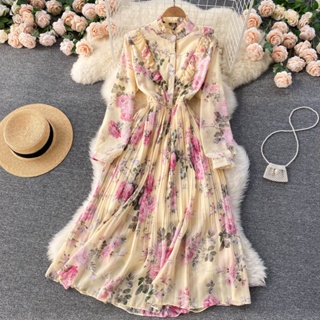 A lace collar chiffon dress with broken flowers shows a skinny beach dress with a pleated waist and a long skirt.