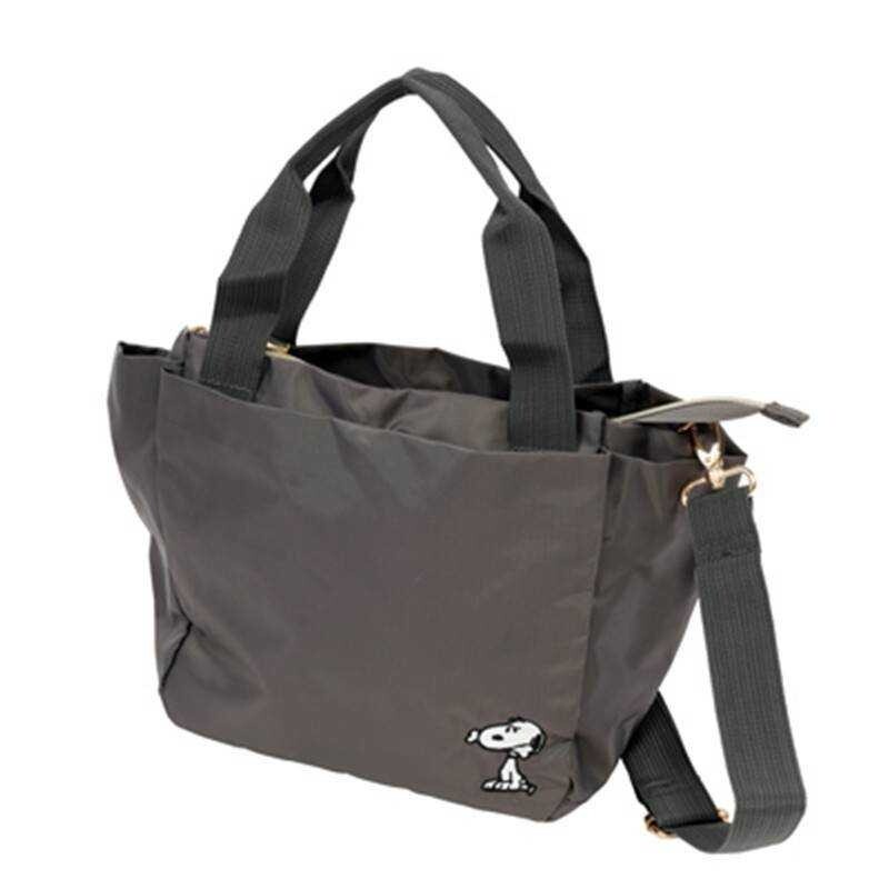 กระเป๋าถือ-snoopy-งานผ้ากันน้ำ-มีสายสะพายยาว-มีช่องใส่ของเยอะ-ทั้งด้านหน้า-ด้านหลัง-ขนาด-35-22-11-cm