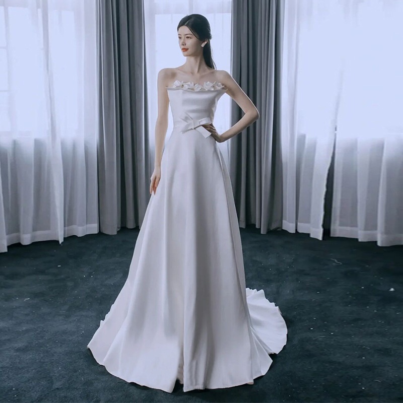 ชุดแต่งงานเรียบง่าย-ผ้าซาติน-แฟชั่นใหม่-เจ้าสาวริมทะเล-สนามหญ้า-งานแต่งงาน-ฮันนีมูน-ภาพท่องเที่ยว-ชุดเดรสสีขาว