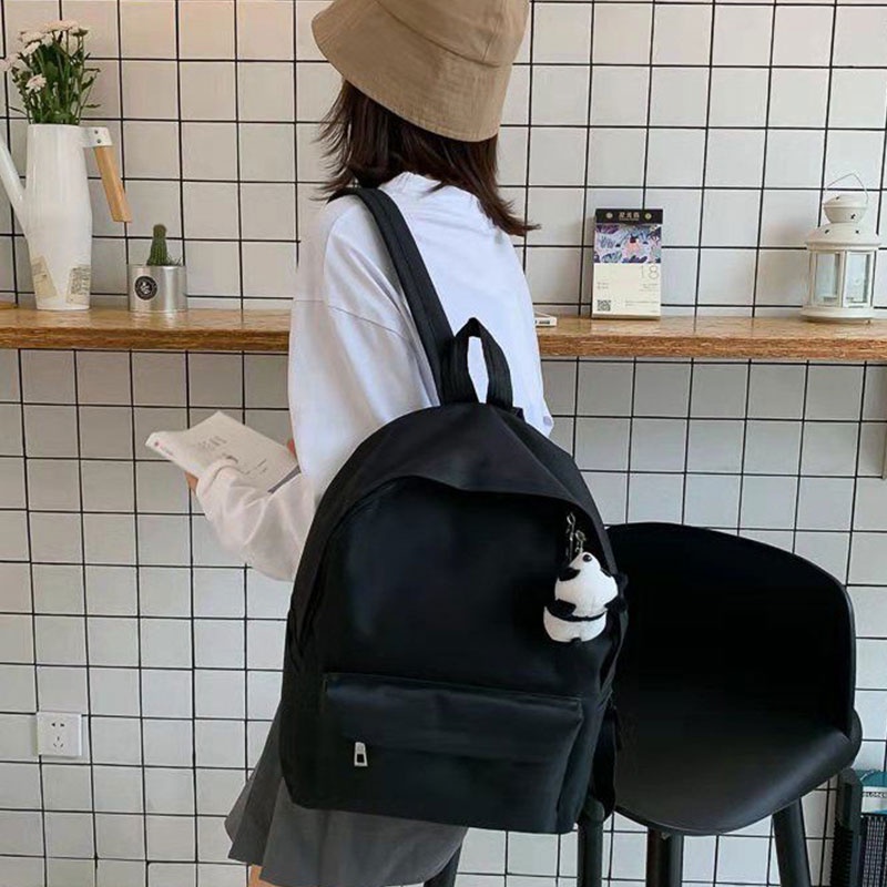 กระเป๋านักเรียนผู้หญิง-casual-street-photography-กระเป๋าสะพายหลังสีดำสไตล์ฮาราจูกุ