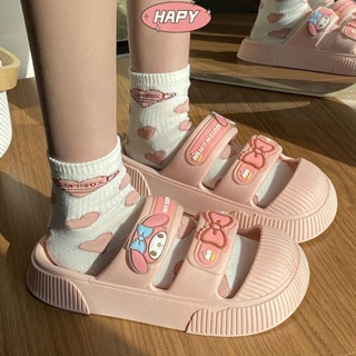 HAPY ใหม่ IP ชื่อร่วม Sanrio Melotti รองเท้าแตะเด็กนักเรียนหญิง Summer Yugui Dog กระเป๋านอกสวมกันลื่นหนาด้านล่างน่ารักรองเท้าแตะ