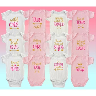 T0ae Milestone on Baby Onesie (เด็กผู้หญิงตัวหนึ่ง)