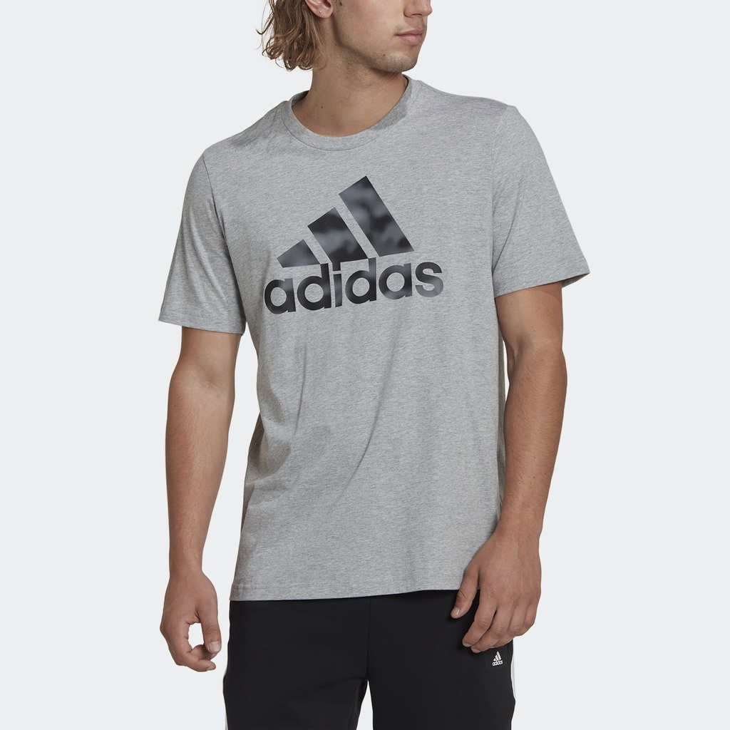 adidas-ไลฟ์สไตล์-เสื้อยืดพิมพ์ลายพราง-essentials-ผู้ชาย-สีเทา-hl6931