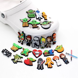 เข็มกลัด ลายการ์ตูน Baby Yoda Jibbitz Robot Jibits Crocs Charm Star Wars Crocs Jibbits ของแท้ อุปกรณ์เสริม สําหรับตกแต่งรองเท้าผู้หญิง