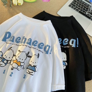 เสื้อยืดแขนสั้นลําลอง เปิดไหล่ พิมพ์ลายการ์ตูน Sanrio Kawaii Pochacco ทรงหลวม แบบเรียบง่าย สไตล์ญี่ปุ่น สําหรับคู่รัก