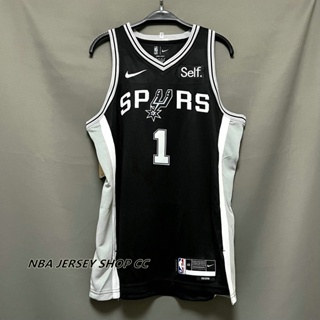 【คุณภาพสูง】ใหม่ ของแท้ NBA San Antonio Spurs สําหรับผู้ชาย #1 เสื้อกีฬาแขนสั้น ลายทีม Victor Wembanyama Icon Edition สีดํา