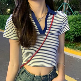คอโปโลลายเสื้อยืดแขนสั้นผู้หญิง Slim Fit คอวีขนาดเล็กสีตัดกันเปิดสะดือแสดงผอมแฟชั่นหวานเย็นด้านบนสำหรับฤดูร้อน SH31156