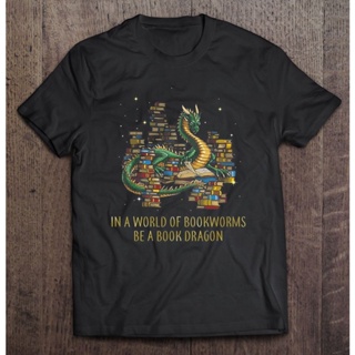 【hot sale】เสื้อยืด พิมพ์ลายมังกร In A World Of Bookworms Be A Book ของขวัญตลก
