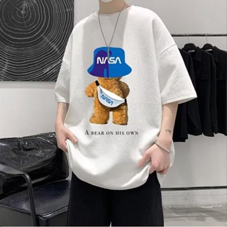 【M-8XL 】เสื้อยืดแขนสั้นลําลอง พิมพ์ลายการ์ตูนหมี คุณภาพสูง สไตล์ฮ่องกง แฟชั่นฤดูร้อน สําหรับผู้ชาย และผู้หญิง