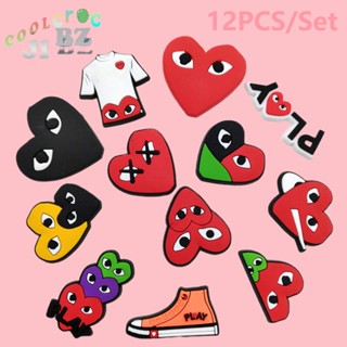 ใหม่ CDG Collection Jibbitz 12 ชิ้น ชุดปุ่ม Crocs ตกแต่งแฟชั่น PLAY รองเท้าแตะ อุปกรณ์เสริม ของขวัญ รองเท้าที่มีเสน่ห์ ดอกไม้ ของขวัญเด็ก