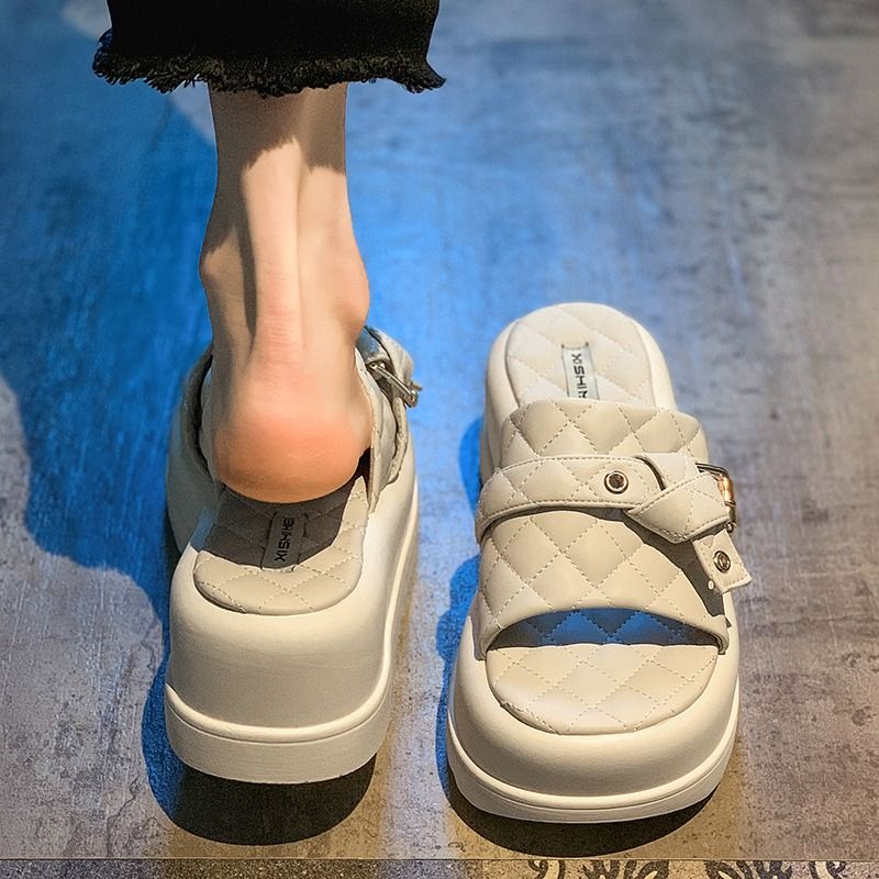 รองเท้าส้นตึก-รองเท้าแตะสไตล์เรียบง่าย-แฟชั่นฤดูร้อน-ใส่แล้วสวย-รองเท้าที่จำเป็นของสาวๆ