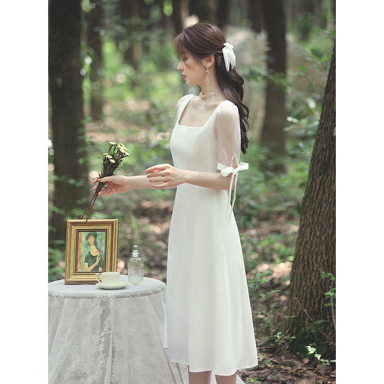 ชุดแต่งงานฝรั่งเศสเรียบง่ายแขนสั้นเจ้าสาวใหม่ริมทะเลสนามหญ้าแต่งงานฮันนีมูนภาพถ่ายการเดินทางชุดสีขาว