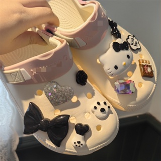 การ์ตูน Hello Kitty Crocs Jibbitz Charm Bow Paw Jibitz Chain Bread Crystal Shoe Charms Pin Anime Cat Croc Jibbits Set สําหรับรองเท้าผู้หญิง อุปกรณ์เสริมตกแต่ง
