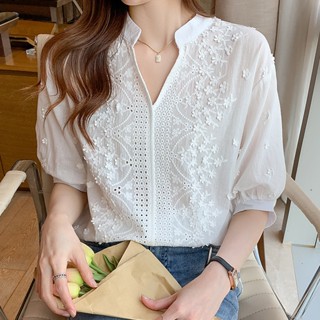 เสื้อเชิ้ตแขนพัฟ คอวี ปักลายลูกไม้ 3D สีขาว สําหรับผู้หญิง 2023