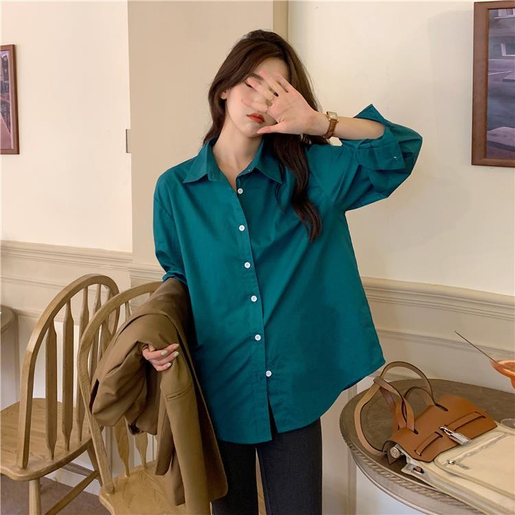 blazer-เสื้อสูท-บางหลวมเสื้อแขนยาวสีน้ำตาลดูดีมากกับเสื้อสีเขียว