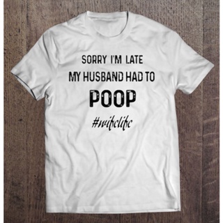 เสื้อยืด พิมพ์ลาย Sorry I Am Late My Husband Had To Poop Wife ของขวัญตลก สําหรับผู้ชาย