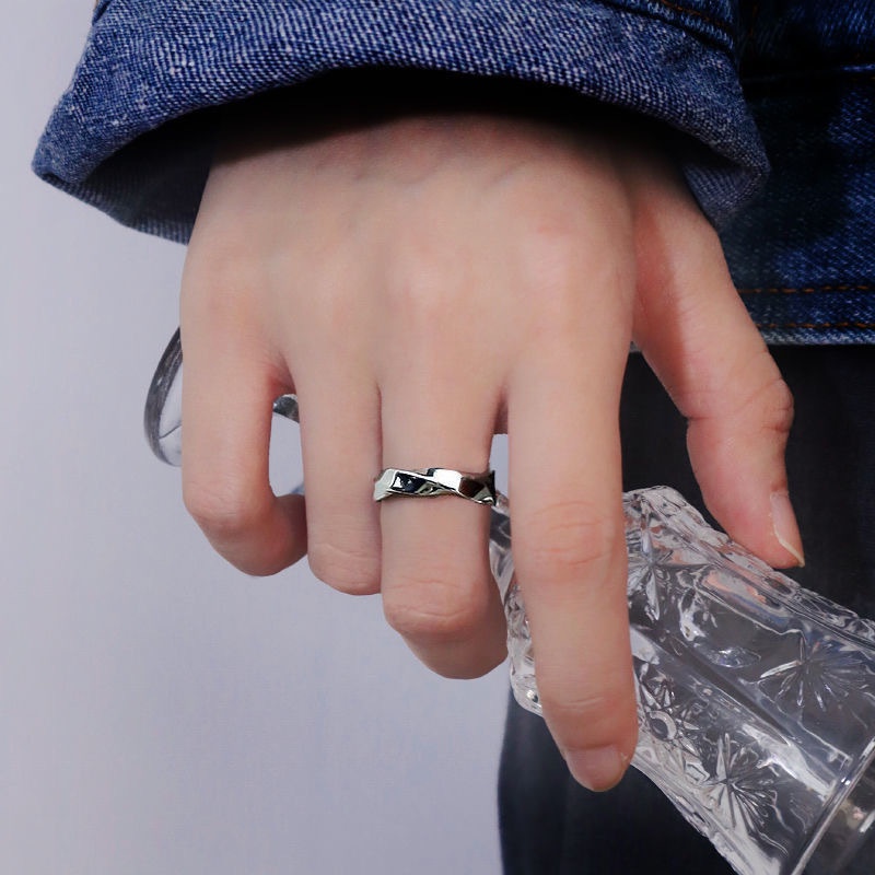ภาพหน้าปกสินค้าTIDE BEAR แหวน Mobius ระดับไฮเอนด์ แหวนคู่นิ้วชี้ที่เรียบง่าย จากร้าน swoan10.th บน Shopee