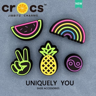 Jibbitz crocs charms เครื่องประดับ รูปสับปะรด สีรุ้ง หลากสี สําหรับรองเท้า DIY